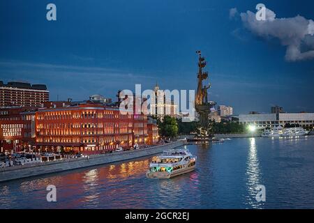 Gita in barca sul fiume Moscva di notte, Mosca, Russia Foto Stock