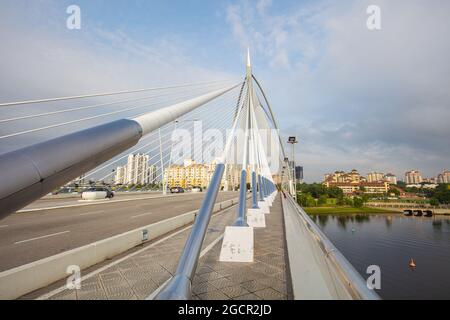 Putrajaya, Malesia, seri Wawasan Bridge. Una vista panoramica su uno dei ponti più popolari in Putrajaya, 40 km fuori da Kuala Lumpur. Tra Th Foto Stock