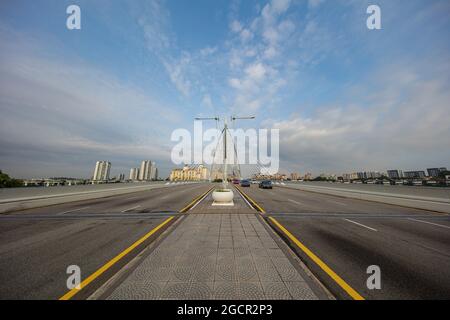 Putrajaya, Malesia, seri Wawasan Bridge. Una vista panoramica su uno dei ponti più popolari in Putrajaya, 40 km fuori da Kuala Lumpur. Tra Th Foto Stock