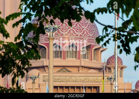 Primo piano della Moschea Putra o Masjid Putra, la principale moschea di Putrajaya Wilaya, Malesia. Mattina presto a Putrajaya, Malesia. La cupola degli islamici Foto Stock