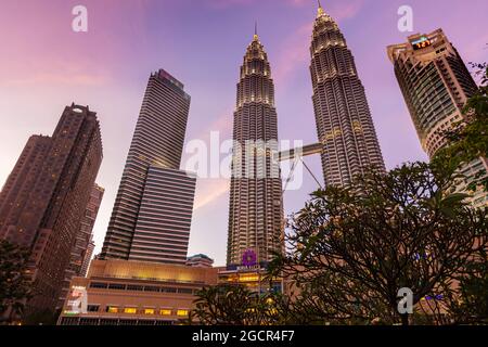 Kuala Lumpur, Malesia - 28 novembre 2020: Di notte presso la torre Petronas o torri gemelle nel cuore della metropoli del Sud Est asiatico. Traino KL Suria Foto Stock