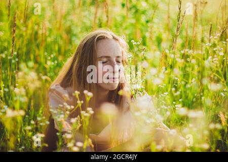 Ritratto di una ragazza in fiori bianchi Foto Stock