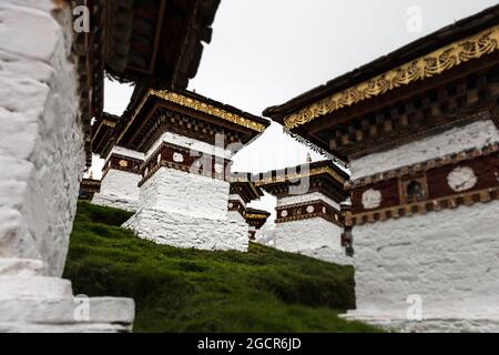 Druk Wangyal, Bhutan, 108 chorten o stupias, un memoriale in onore dei soldati bhutanesi al Passo Dochula in una giornata torbida di nebbia in altitudine di 30 Foto Stock