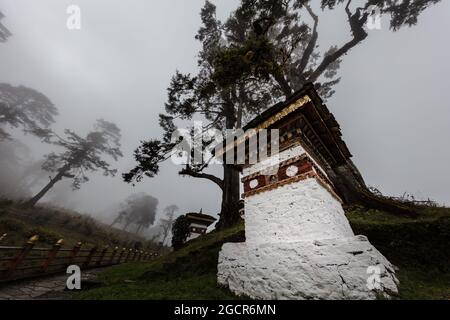 Druk Wangyal, Bhutan, 108 chorten o stupias, un memoriale in onore dei soldati bhutanesi al Passo Dochula in una giornata torbida di nebbia in altitudine di 30 Foto Stock
