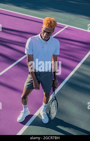 Bel giovane sul campo da tennis Foto Stock
