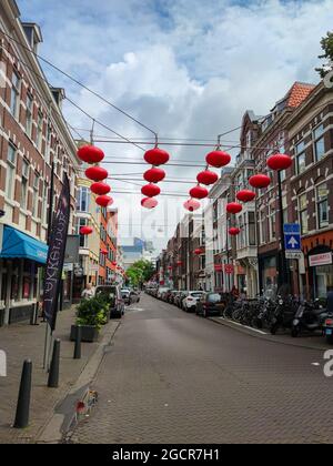 Lanterne rosse cinesi sopra la strada nel quartiere cinese della città di l'Aia, Olanda. Foto Stock