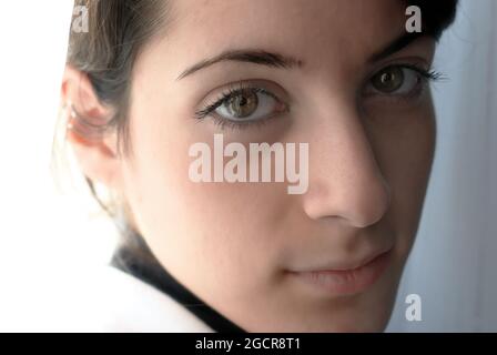 primo piano ritratto di giovane donna con occhi bellissimi che guardano la fotocamera Foto Stock