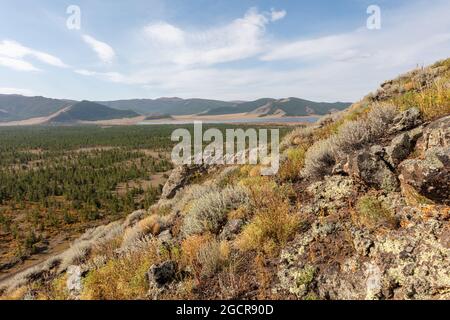 Una vista dalle montagne al grande lago Terkhiin Tsagaan o lago bianco nelle montagne Khangai nella Mongolia centrale. Il vulcano Khorgo si trova al n. Foto Stock