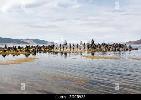 Lago Terkhiin Tsagaan nelle montagne Khangai Mongolia centrale. Conosciuto anche come il lago bianco vicino al vulcano Khorgo. Il fiume Suman proviene da la Foto Stock