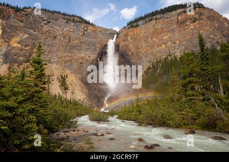 Splendide cascate Takakkaw con arcobaleni situate nella parte remota del Parco Nazionale di Yoho, nell'area rocciosa delle montagne, BC, Canada Foto Stock