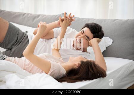 Amare giovane a letto Foto Stock