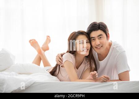 Amare giovane a letto Foto Stock