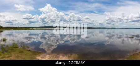 Effetto specchio d'acqua sul lago di Minneriya Wewa al Parco Nazionale di Minneriya , Sri Lanka. Paesaggio nuvoloso panorama fotografia di paesaggio con riflessione o Foto Stock