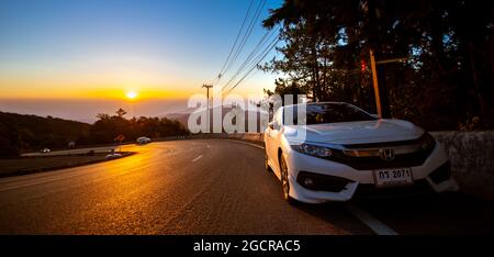 Chiang mai, THAILANDIA - 17 febbraio 2018: I turisti parcheggia le loro auto sul punto panoramico Doi Inthanon all'alba. Foto Stock