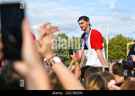 Jean Patry e gli altri giocatori della nazionale francese di pallavolo maschile (medaglia d'oro) festeggiano con il pubblico durante i Giochi Olimpici di Tokyo 2020, il 9 agosto 2021 al Trocadero Place di Parigi, Francia. Foto di Victor Joly/ABACAPRESS.COM Foto Stock