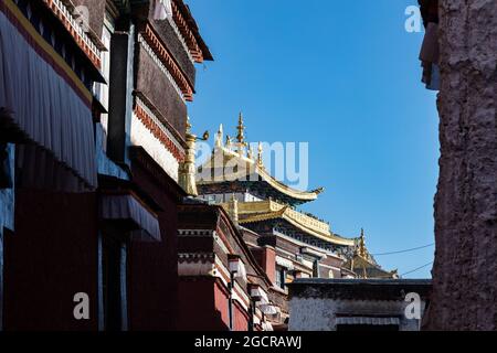 All'interno del palazzo Potala, Lhasa, Tibet, Chine. Il tetto dorato di un tempio o dzong all'interno dell'area del palazzo Potala, uno dei molti piccoli edifici in legno w Foto Stock
