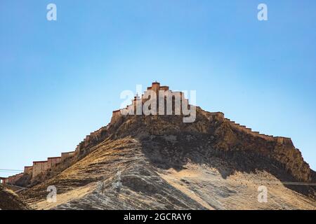 Vista aerea di una piccola città in Tibet, cattura aerea della città di Xigaze, Tibet, Cina. Shigatse è la seconda città più grande del tibet, il castello o. Foto Stock