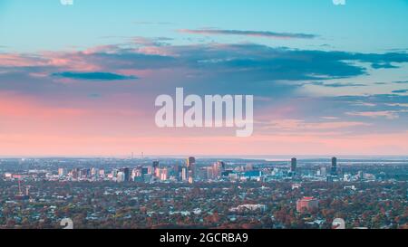 Vista dello skyline della città di Adelaide al tramonto, vista dalla collina di Carrick Foto Stock
