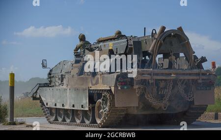 British Army Challenger Armored Repair and Recovery Vehicle (CRARRV) in un esercizio di addestramento militare, salisbury Plain wiltshire UK Foto Stock