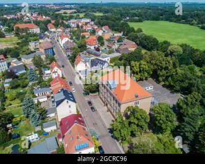 Vista aerea sul villaggio di Knautkleeberg vicino alla città di Lipsia, Germania. Il drone ha girato sopra i sobborghi di Lipsia. Sullo sfondo il cielo Foto Stock