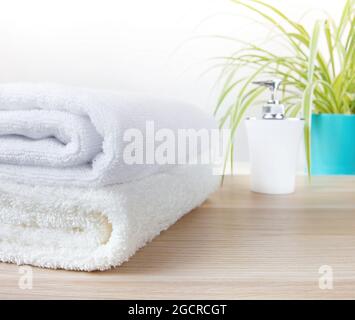 Asciugamani puliti su un tavolo in legno in bagno Foto Stock