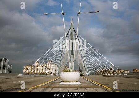 Putrajaya, Malesia, seri Wawasan Bridge. Una vista panoramica su uno dei ponti più popolari in Putrajaya, 40 km fuori da Kuala Lumpur. Tra Th Foto Stock