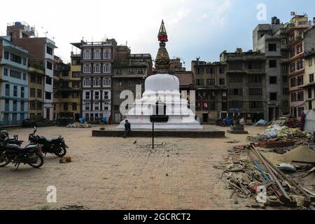 Kathmandu, Nepal - 12 novembre 2020 - Stupa in una zona residenziale shabby. Edifici residenziali le case sono ancora segnate dal terremoto. Spazzare un Foto Stock