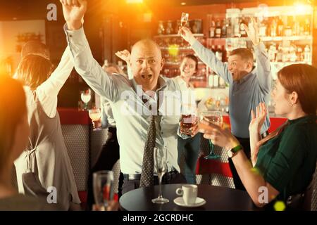 Uomo ubriaco che si diverte a festa Foto Stock