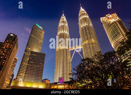 Kuala Lumpur, Malesia - 28 novembre 2020: Di notte presso la torre Petronas o torri gemelle nel cuore della metropoli del Sud Est asiatico. Traino KL Suria Foto Stock