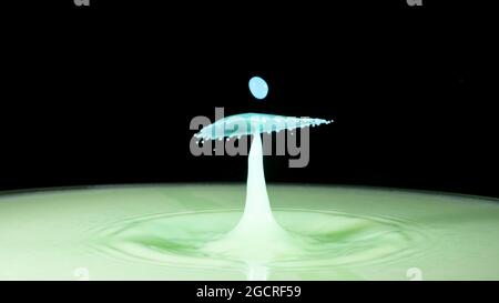 Fotografia ravvicinata di due gocce d'acqua che si scontrano creando un modello insolito Foto Stock