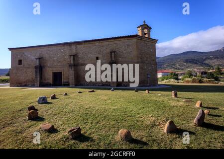 Un eremo romanico nel villaggio di Samaniego, nel cuore della regione vinicola della Rioja. Paesi Baschi. Spagna. Foto Stock