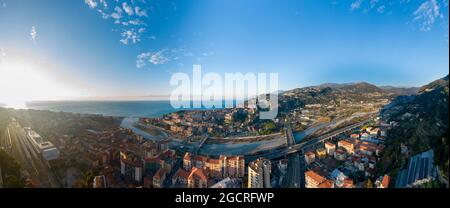 Una vista panoramica della città di Ventimiglia il fiume Roia e le coste Foto Stock