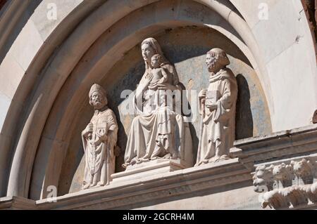 Italia, Lombardia, San Giuliano Milanese, Abbazia di Viboldone, Statua della Vergine Maria con Gesù Bambino Foto Stock