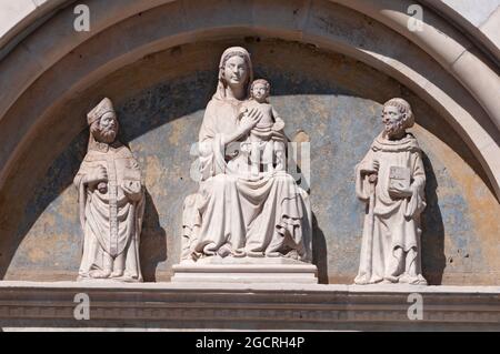 Italia, Lombardia, San Giuliano Milanese, Abbazia di Viboldone, Statua della Vergine Maria con Gesù Bambino Foto Stock