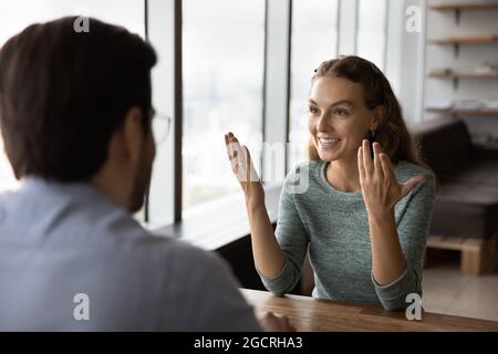 Felice sicuro candidato che dice circa esperienza al colloquio di lavoro Foto Stock