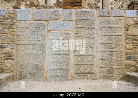 Llivia, Spagna. 2 agosto 2021. Vecchie lapidi di granito su un muro. Foto Stock