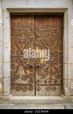 Facciata principale in stile rinascimentale della chiesa di Mare de Deu dels Angels a Llivia, Catalogna, Spagna. Foto Stock