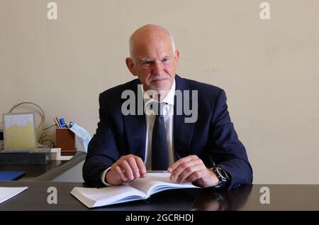 Atene, Grecia. 7 maggio 2021. George Papandreou, ex primo ministro greco e presidente dell'Internazionale socialista, parla durante un'intervista con Xinhua ad Atene, Grecia, 7 maggio 2021. PER ANDARE CON 'Intervista: CPC, la Cina gioca un ruolo importante nel rafforzamento del multilateralismo, dice l'ex PM greco' credito: Yu Shuaishuai/Xinhua/Alamy Live News Foto Stock