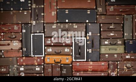 Sfondo vintage delle pile di valigie. Vecchio modello di borse da viaggio in pelle antica Foto Stock