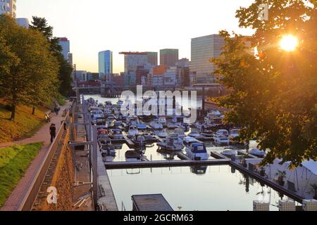 Skyline di Dusseldorf, Germania. Vista del porto turistico del quartiere di Hafen e tramonto a Dusseldorf. Foto Stock