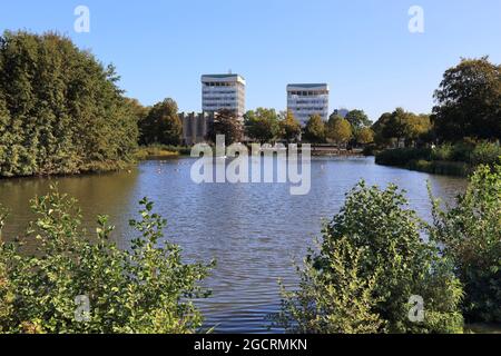 Marl città, Germania. Lago City-See nel parco, con il municipio (Rathaus) edificio in background. Foto Stock