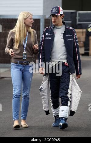 Bruno Senna (BRA) Williams F1 Team con la sua ragazza. Gran Premio d'Australia, venerdì 16 marzo 2012. Albert Park, Melbourne, Australia. Foto Stock