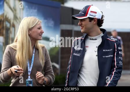 Bruno Senna (BRA) Williams F1 Team con la sua ragazza. Gran Premio d'Australia, venerdì 16 marzo 2012. Albert Park, Melbourne, Australia. Foto Stock