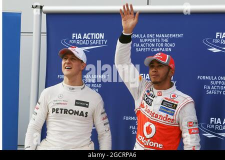 Lewis Hamilton (GBR) McLaren festeggia la sua pole position con Lewis Hamilton al secondo posto (GBR) McLaren (a sinistra). Gran Premio della Malesia, sabato 24 marzo 2012. Sepang, Kuala Lumpur, Malesia. Foto Stock