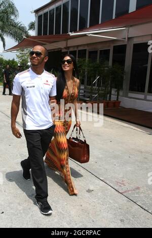 Lewis Hamilton (GBR) McLaren con la sua fidanzata Nicole Scherzinger (USA) Singer. Gran Premio della Malesia, domenica 25 marzo 2012. Sepang, Kuala Lumpur, Malesia. Foto Stock