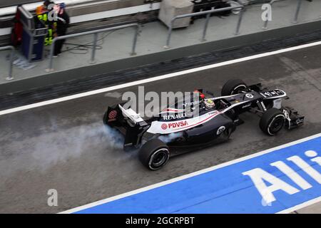 Il pastore Maldonado (VEN) Williams FW34 si ritira all'ultimo giro della gara con un motore soffiato. Gran Premio della Malesia, domenica 25 marzo 2012. Sepang, Kuala Lumpur, Malesia. Foto Stock