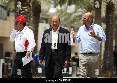 (Da L a R): Zayed Rashed al Zayani (BRN) Presidente del circuito Internazionale di Bharain con il Dr. Jasim Husain (BRN) ricercatore del Consiglio di cooperazione del Golfo (GCC) Economia e Norman Howell (GBR) Direttore delle Comunicazioni della FIA. Gran Premio del Bahrain, giovedì 19 aprile 2012. Sakhir, Bahrein. Foto Stock