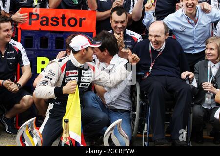 Il vincitore della gara Pastor Maldonado (VEN) Williams festeggia con la squadra. Gran Premio di Spagna, domenica 13 maggio 2012. Barcellona, Spagna. Foto Stock