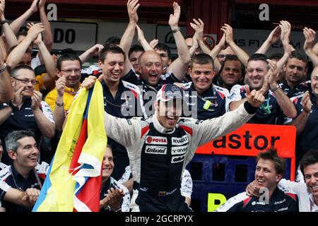 Il vincitore della gara Pastor Maldonado (VEN) Williams festeggia con la squadra. Gran Premio di Spagna, domenica 13 maggio 2012. Barcellona, Spagna. Foto Stock