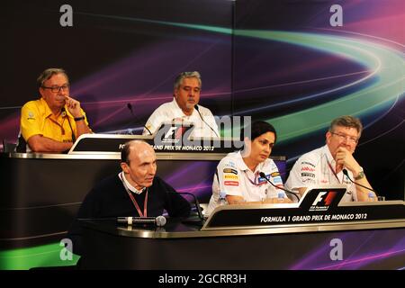 La conferenza stampa della FIA (dalla fila posteriore (da L a R)): Jean-Francois Carbet (fra) Direttore Generale della Renault Sport F1; Dr. Vijay Mallya (IND) Proprietario del Team Saara Force India F1; Frank Williams (GBR) Proprietario del Team Williams; Monisha Kaltenborn (AUT) Direttore Generale della Sauber; Ross Brawn (GBR) Direttore del Team Mercedes AMG F1. Gran Premio di Monaco, giovedì 24 maggio 2012. Monte Carlo, Monaco. Foto Stock